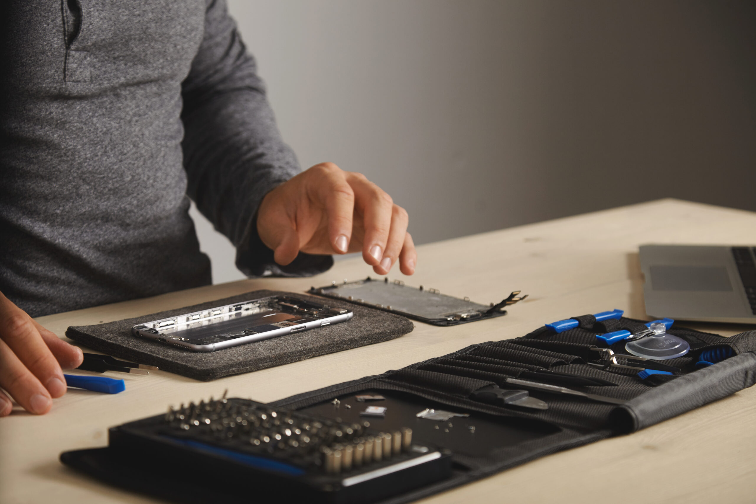 Computer and phone repairment service